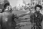 Fotografie Eddieho Addamse nazvaná Saigonská poprava. Snímek zachycuje kapitána Vietkongu Nguyễna Văn Léma bezprostředně poté, co jej Nguyễn Ngọc Loan střelil do hlavy. Snímek získal Pulitzerovu cenu v kategorii bleskových zpráv