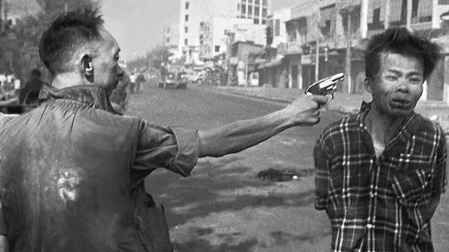 Fotografie Eddieho Addamse nazvaná Saigonská poprava. Snímek zachycuje kapitána Vietkongu Nguyễna Văn Léma bezprostředně poté, co jej Nguyễn Ngọc Loan střelil do hlavy. Snímek získal Pulitzerovu cenu v kategorii bleskových zpráv