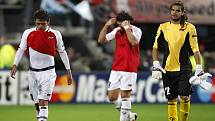 Zklamaní hráči Alkmaaru Hector Moreno (vlevo), Graziano Pelle (uprostřed) a brankář Sergio Romero po remíze s Olympiakosem.