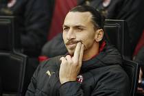 Fotbalista AC Milán Zlatan Ibrahimovic sleduje z lavičky své spoluhráče.