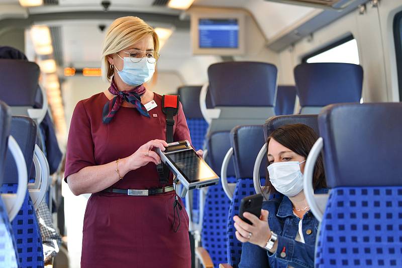V německých vlacích stále platí povinnost pro cestující i personál mít během jízdy nasazený respirátor.