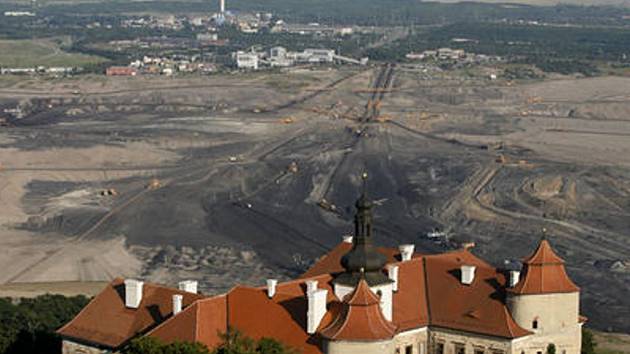 Zámek Jezeří na okraji těžební oblasti.