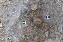 Dětský hrob v Burton Agnes, v němž archeologové našli pohřbené tři dětské kostry, k nimž někdo přiložil i bubínek z křídy, ozdobený slunečním křížem