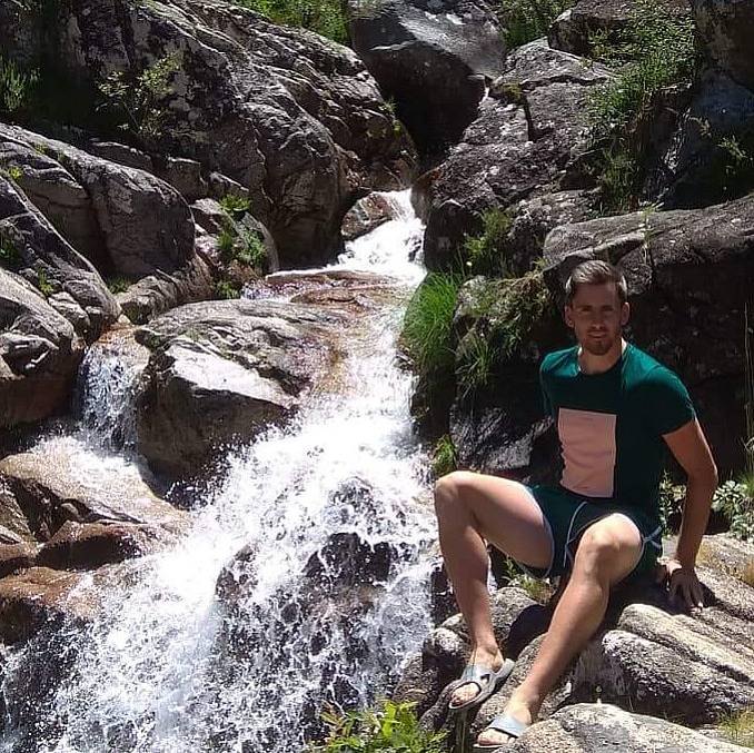 Tachovský fotbalista Michal Folejtar u vodopádů poblíž španělského Allarizu. Teď ale řeší jiné starosti, jeho tým nepřihlásil divizi ani žádnou krajskou soutěž a tak si musí hledat nové angažmá.