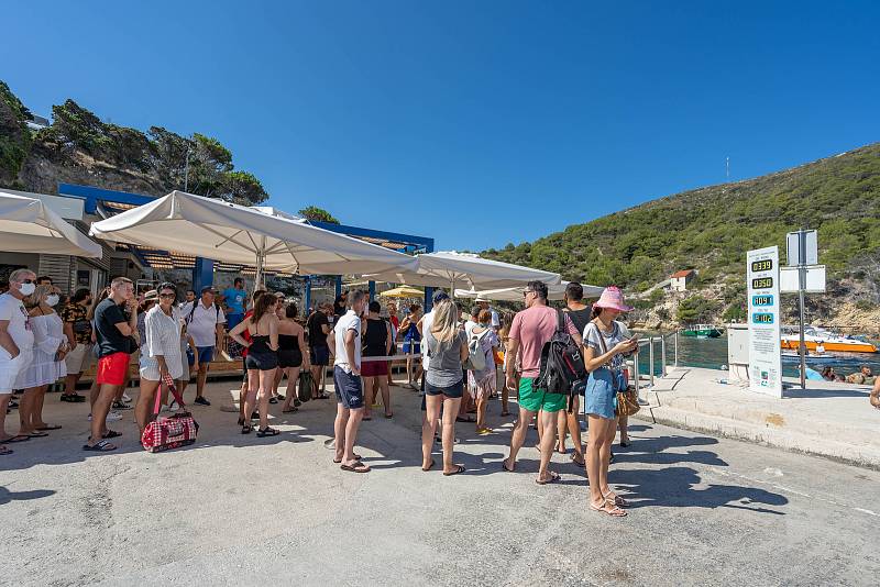 Fronty u jeskyně Biševo jsou zejména během turistické sezony na denním pořádku