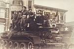 Čeští a slovenští tankisté ze samostatné obrněné brigády na konci války v La Panne v Belgii nedaleko Dunkerku