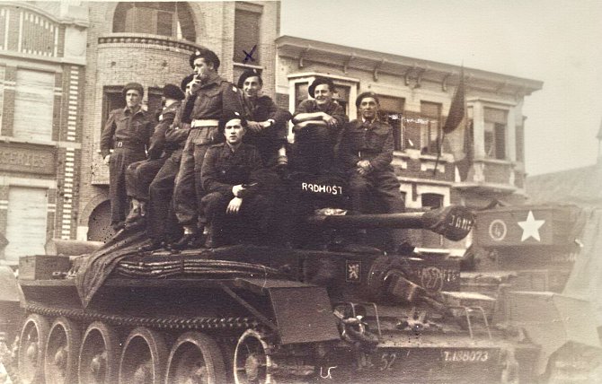 Čeští a slovenští tankisté ze samostatné obrněné brigády na konci války v La Panne v Belgii nedaleko Dunkerku