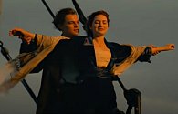 Leonardo DiCaprio a Kate Winsletová jako Jack a Rose ve slavném záběru na přídi lodě