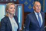Liz Trussová v únoru při rozhovoru s šéfem ruské diplomacie Sergejem Lavrovem