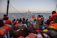 Zachránění migranti na lodi u ostrova Lampedusa ve Středozemním moři.