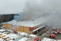 Požár zachvátil nákupní středisko ve městě Balašicha nedaleko Moskvy, 12. prosince 2022