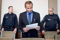Bývalý německý poslanec Sebastian Edathy se dnes u soudu v dolnosaském Verdenu přiznal k držení dětské pornografie. Po doznání mu soud uložil pokutu 5000 eur (137.000 korun), Edathy se tím ale vyhne vězení.