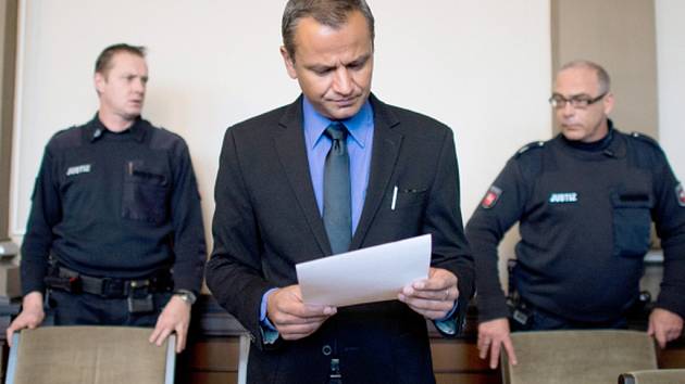Bývalý německý poslanec Sebastian Edathy se dnes u soudu v dolnosaském Verdenu přiznal k držení dětské pornografie. Po doznání mu soud uložil pokutu 5000 eur (137.000 korun), Edathy se tím ale vyhne vězení.