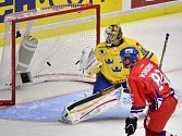 Michal Vondrka střílí klíčový gól do branky Švédska.