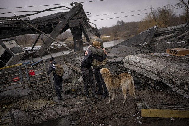 Lidé u zničeného mostu na předměstí Kyjeva.