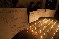 Při sebevražedném pumovém útoku ve svatyni v jižním Pákistánu dnes zemřelo nejméně 75 lidí a více než 150 dalších osob bylo zraněno. 