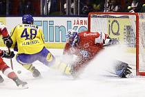Švédský hokejista Carl Klingberg se snaží překonat českého brankáře Petra Kváču.