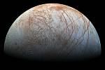 Povrch měsíce Europa pokrývá síť prasklin.