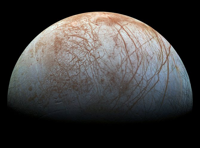 Povrch měsíce Europa pokrývá síť prasklin.