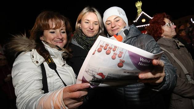 Akce Deníku Česko zpívá koledy je důkazem, že lidé mají vánoční písně stále rádi. Zpěváci se letos sešli i Litoměřicích