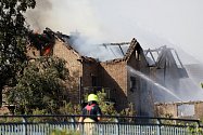 Požár u trati v Německu zachvátil několik domů.