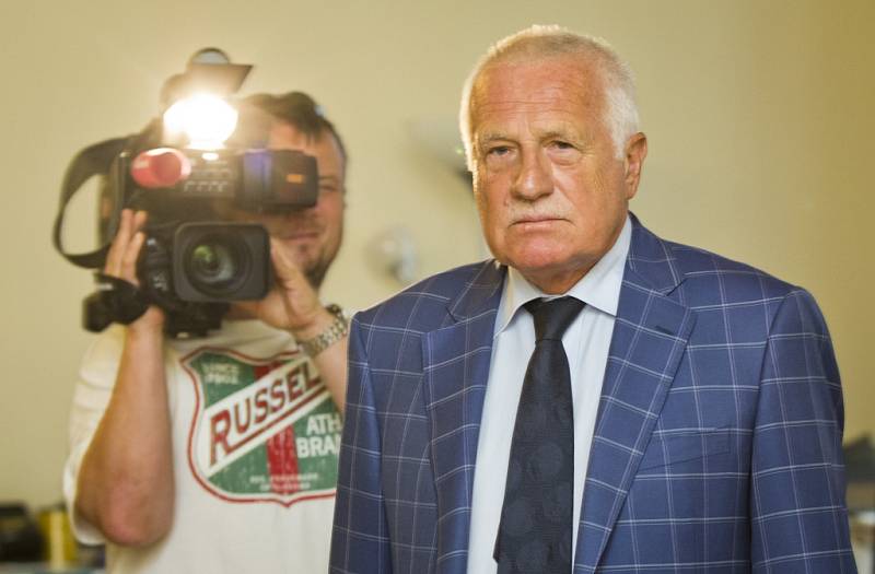 Kulatý stůl na téma Ukrajina mezi Evropou a Ruskem, kterého se zúčastnil bývalý prezident ČR Václav Klaus, proběhl 8. července v Praze. Na snímku s ředitelem Amerického institutu na Ukrajině Anthonym Salviou.