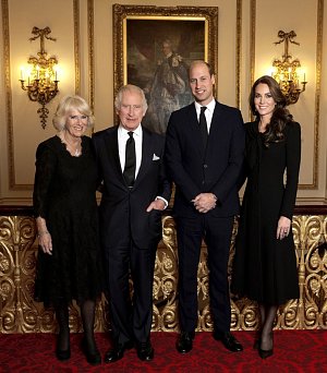 Členové britské královské rodiny (zleva): královna Camilla, král Karel III., princ William a princezna Kate