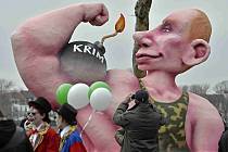 PROTEST. Krize na Krymu se projevila také v rámci karnevalových pochodů v Německu. Na snímku masopustní průvod v Düsseldorfu 
