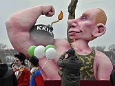 PROTEST. Krize na Krymu se projevila také v rámci karnevalových pochodů v Německu. Na snímku masopustní průvod v Düsseldorfu 