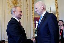 Ruský prezident Vladimir Putin (zleva) a jeho americký protějšek Joe Biden během schůzky v Ženevě 16. června 2021.