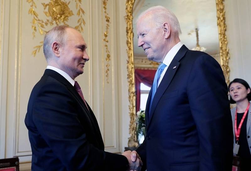 Ruský prezident Vladimir Putin (zleva) a jeho americký protějšek Joe Biden během schůzky v Ženevě 16. června 2021.