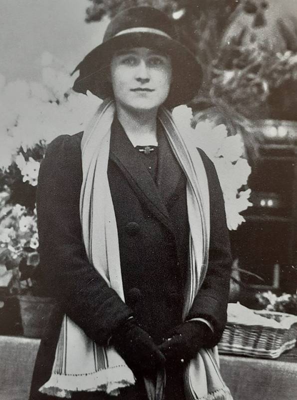 Lady Alžběta Bowes-Lyonová v roce 1915 jako patnáctiletá. Za první světové války pomáhala v polní nemocnici.