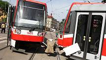 V pátek před čtvrtou hodinou odpoledne vykolejila na Moravském náměstí v Brně tramvaj linky číslo tři. Vykolejená tramvaj omezila na hodinu dopravu v centru města. 