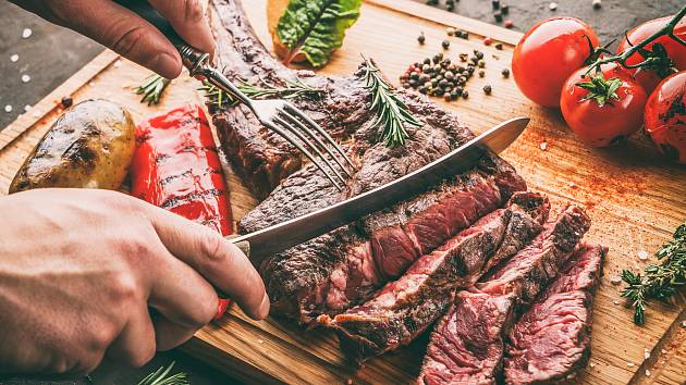 Nezapomeňte také na pořízení odkládacích prvků v podobě prkének a na steakové příbory. Nikdy však nepoužívejte stejné náčiní na syrové a upravené potraviny. Mohlo by dojít ke křížové kontaminaci.