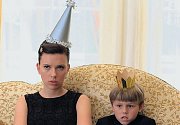 CHŮVA A SPRATEK. Annie (Scarlett Johanssonová) a Grayer (Nicolas Art) si rozumí – party pořádaná rodiči je nuda.