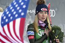 Americká lyžařka Mikaela Shiffrinová poslouchá americkou hymnu po svém vítězství v obřím slalomu v rakouském Lienzu.