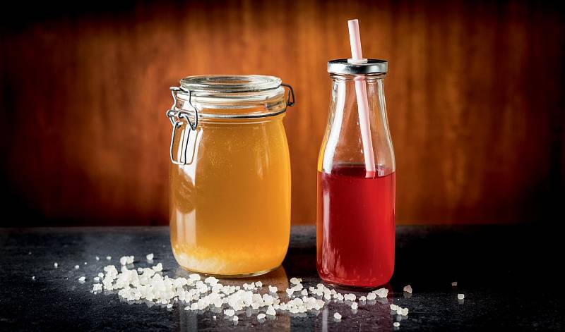 Bakterie se ‚nakrmí‘ cukrem a vznikne tak perlivý nápoj, známý také jako vodní kefír nebo fermentovaná limonáda. Použijete k tomu tibi krystaly, které koupíte ve specializovaných obchodech.