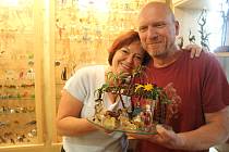 Manželé Karel a Eva Urbanovi už mnoho let vyrábějí skleněné figurky a betlémy