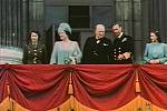 Princezna Margaret (vpravo) na balkoně Buckinghamského paláce s rodiči a sestrou po skončení druhé světové války.