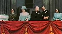 Princezna Margaret (vpravo) na balkoně Buckinghamského paláce s rodiči a sestrou po skončení druhé světové války.