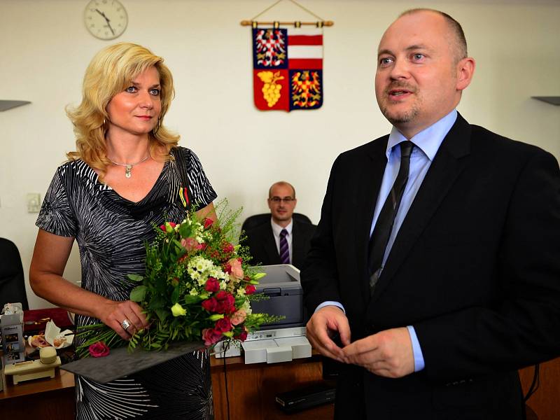 Učitelka Martina Zbytková přezvala od hejtmana Haška medaili.