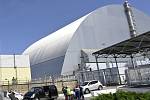 Nový ochranný kryt, který se rozkládá nad havarovaným čtvrtým reaktorem jaderné elektrárny Černobyl