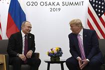 Americký prezident Donald Trump (vpravo) a jeho Vladimir Putin během schůzky na okraj na summitu G20 v Ósace.