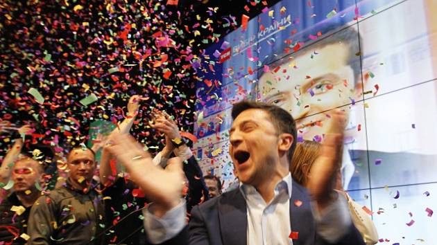 Volodymyr Zelenskyj slaví výsledky druhého kola voleb