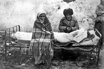Staří ingušští manželé Gazdijevcovi truchlí v Kazachstánu nad tělem své zesnulé dcery. Deportace Ingušů v roce 1944