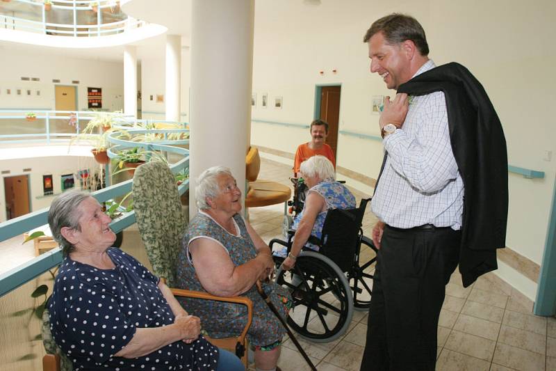 Hejtman Petr Bendl při návštěvě Domova důchodců  v Příbrami.