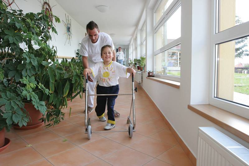 V nových pavilonech se malí klienti Ústavu sociální péče v Psárech cítí opravdu dobře.