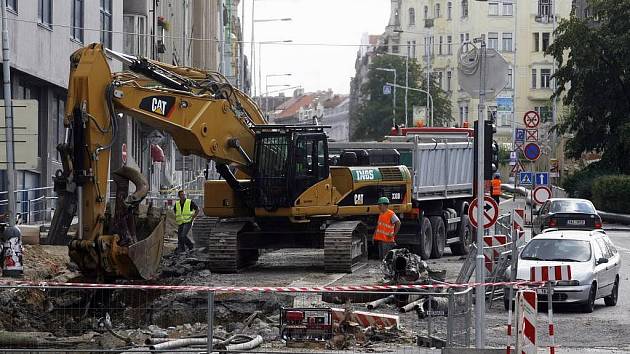 Uzavřená pražská Veletržní ulice, kde 13. července 2009 dělníci zahájili výměnu parovodu, který byl v havarijním stavu.