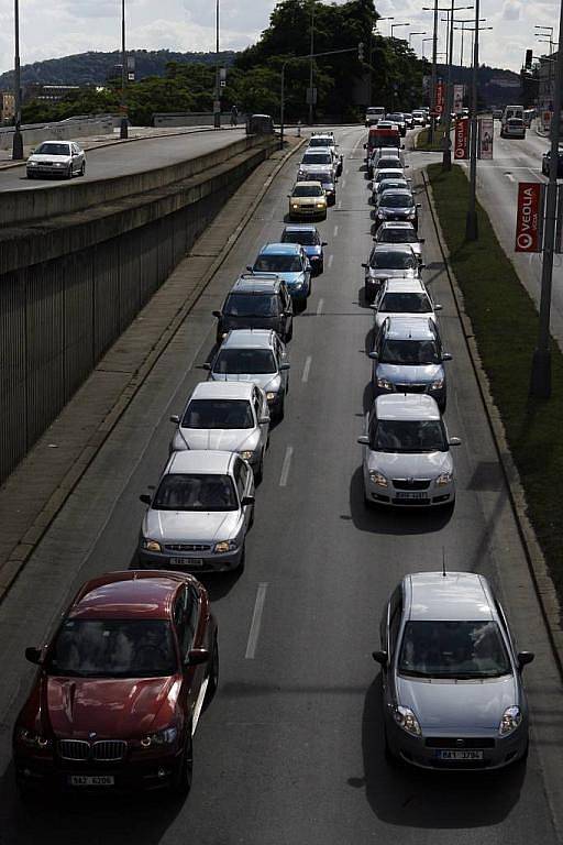 Dopravní zácpy se tvořily 13. července na nábřeží kpt. Jaroše v pražských Holešovicích v důsledku uzavření Veletržní ulice.