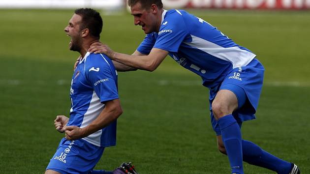 Antonín Fantiš (vlevo) a Vlastimil Stožický z Baníku oslavují gól do sítě Jihlavy.